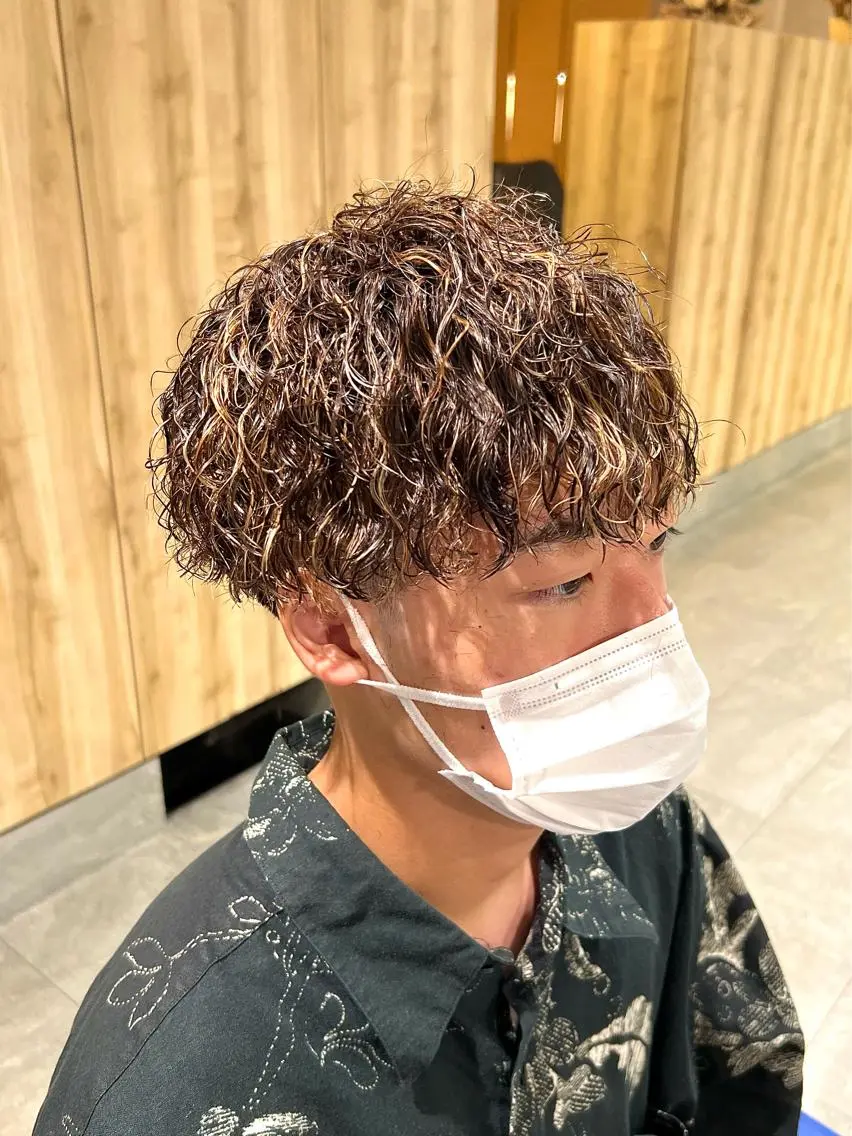 ショート パーマ ヘアアレンジ メンズ メンズハイライト メンズメッシュ メンズパーマ ツイストスパイラルパーマ 波巻きパーマ メンズパーマ職人 加藤 弘貴のヘアスタイル