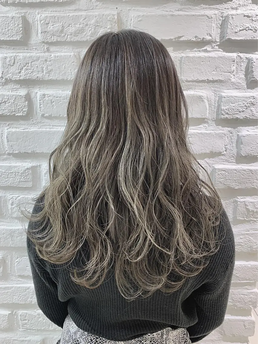 ロング カラー ブリーチ デザインカラー グラデーションカラー グレージュ ハイライトカラー ヘアカラー トリートメント 【髪質改善】 kasumi🌷🌷のヘアスタイル
