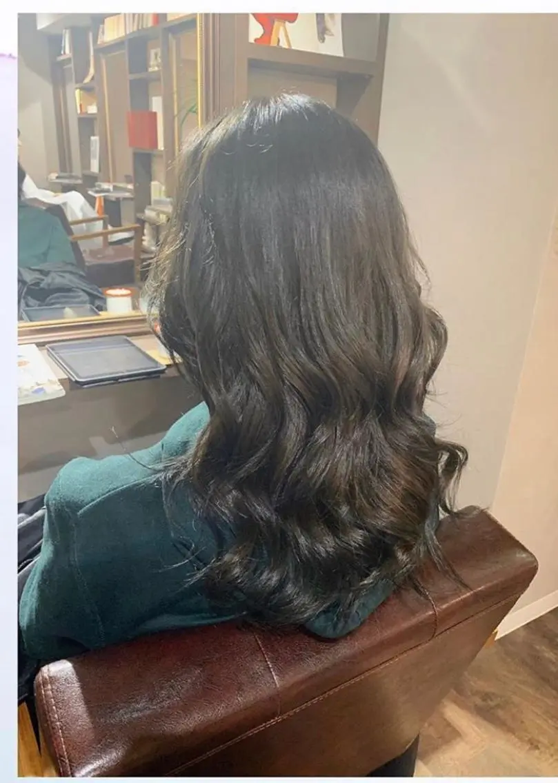 ロング カラー 透明感カラー グレージュ moanin モーニンのヘアスタイル