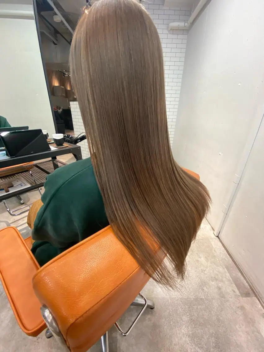 セミロング カラー アッシュ ベージュカラー ウルフカット レイヤーカット上柿のヘアスタイル