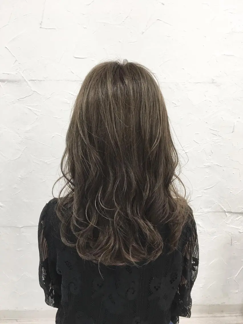 セミロング カラー ハイライトカラー イルミナカラー ハイライト 脱!黒髪 ダブルカラー【上野】のヘアスタイル