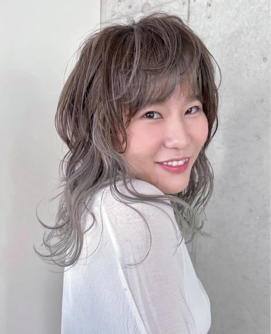 ミディアム カラー インナーカラー ウルフカット 派手髪デザインカラー ヒロカのヘアスタイル