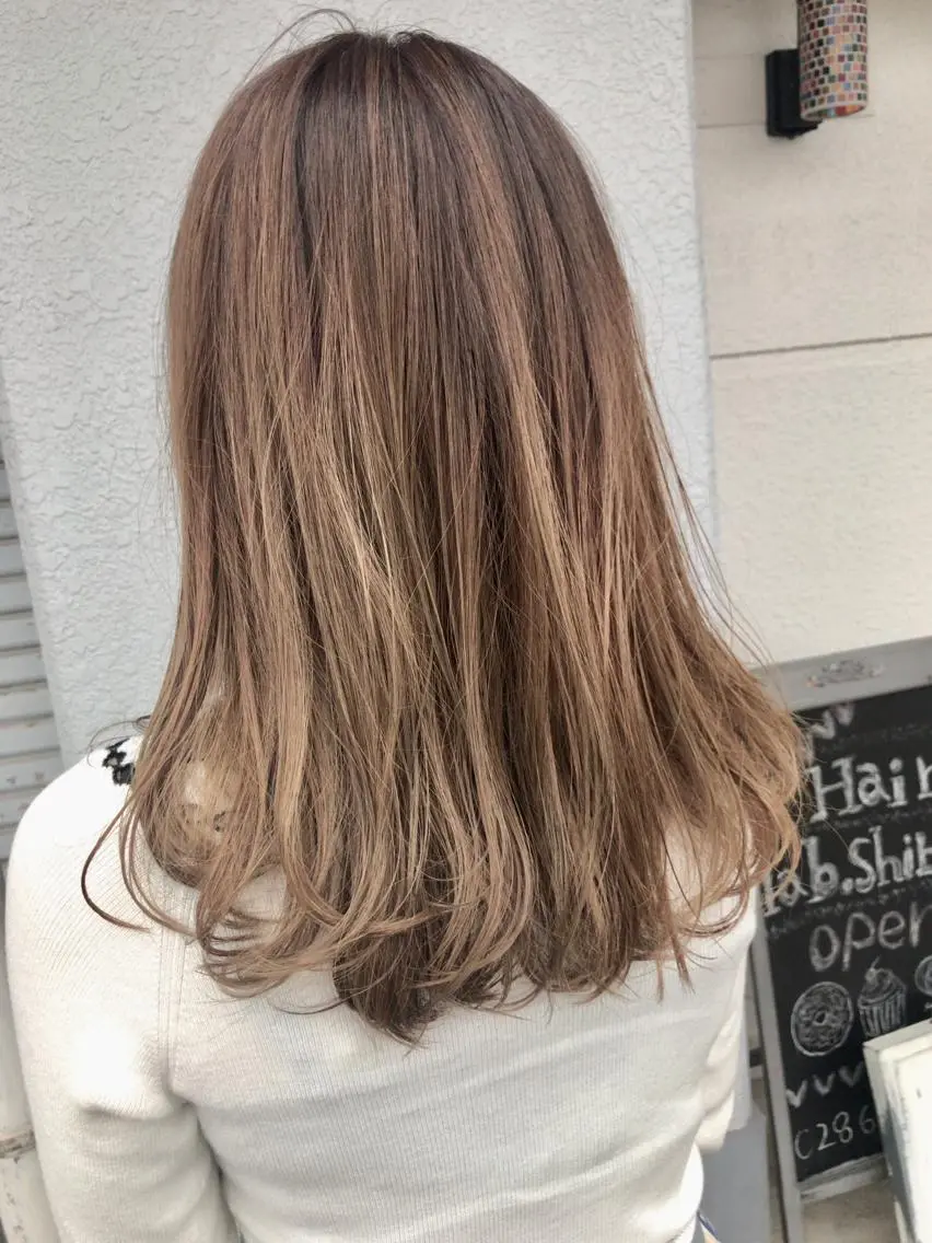 セミロング カラー グレージュ ハイライトカラー ハイライト レイヤーカット匠 イソザキノリユキのヘアスタイル