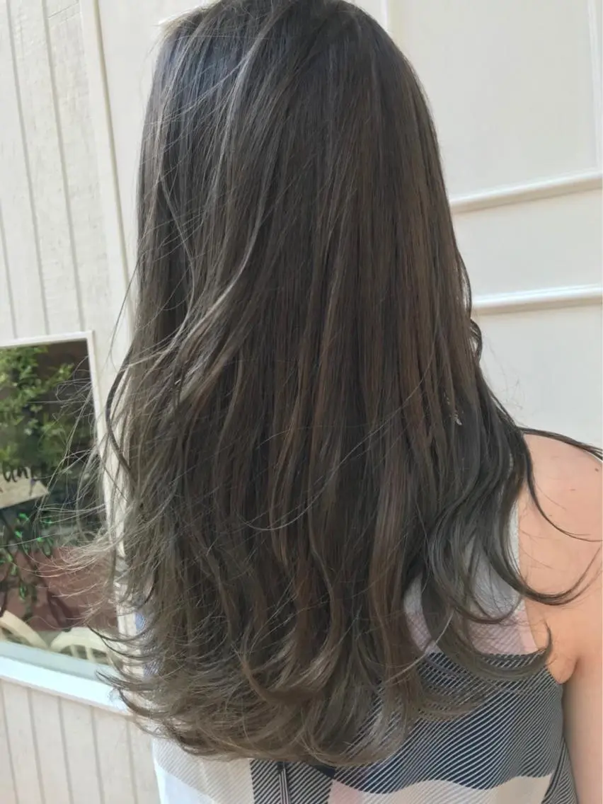ロング カラー グラデーションカラー グレージュ シルバー シルバーグレージュ Blanco Color&Careのヘアスタイル