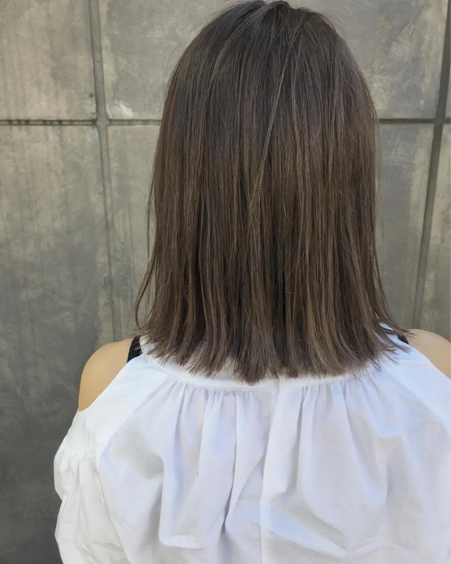 ミディアム カラー グレージュ ミルクティーグレージュ レイヤーカット BLend 渋谷のヘアスタイル