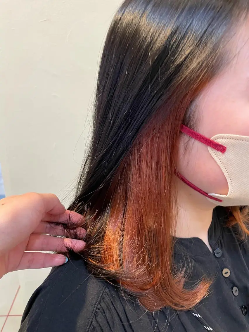 ミディアム カラー インナーカラー オレンジ 赤星 さえのヘアスタイル