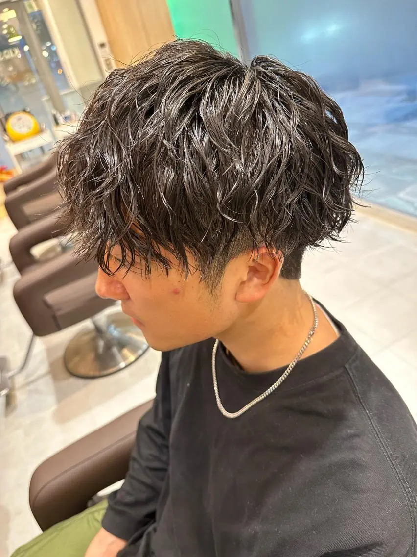 ミディアム パーマ メンズ ミディアムパーマ フェードカット メンズパーマ ツイストスパイラルパーマ 刈り上げ 💈メンズ特化 美容師サキ💈のヘアスタイル