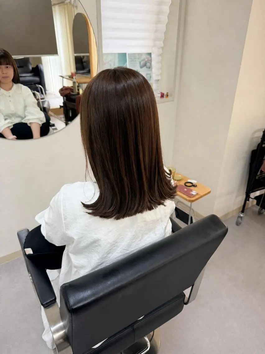 ミディアム カラー ミディアムパーマ 髪質改善 レイヤーカット 似合わせカット シースルーバング ブリーチなしカラー 🌿脇黒丸 彩のヘアスタイル