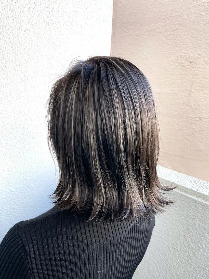 ショート 白いハイライト🤍 タナカリョウスケのヘアスタイル