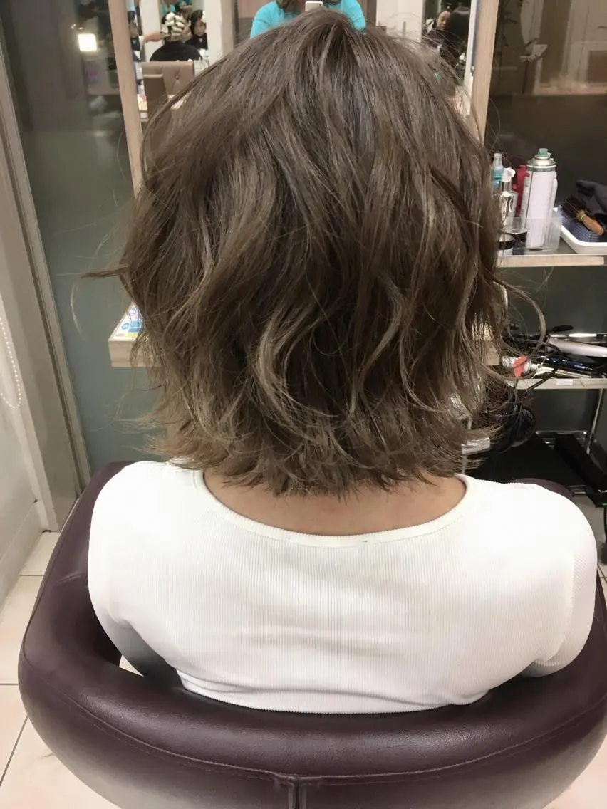 ミディアム カラー グレージュ ハイトーンカラー ハイトーングレージュ 小島 仁美のヘアスタイル