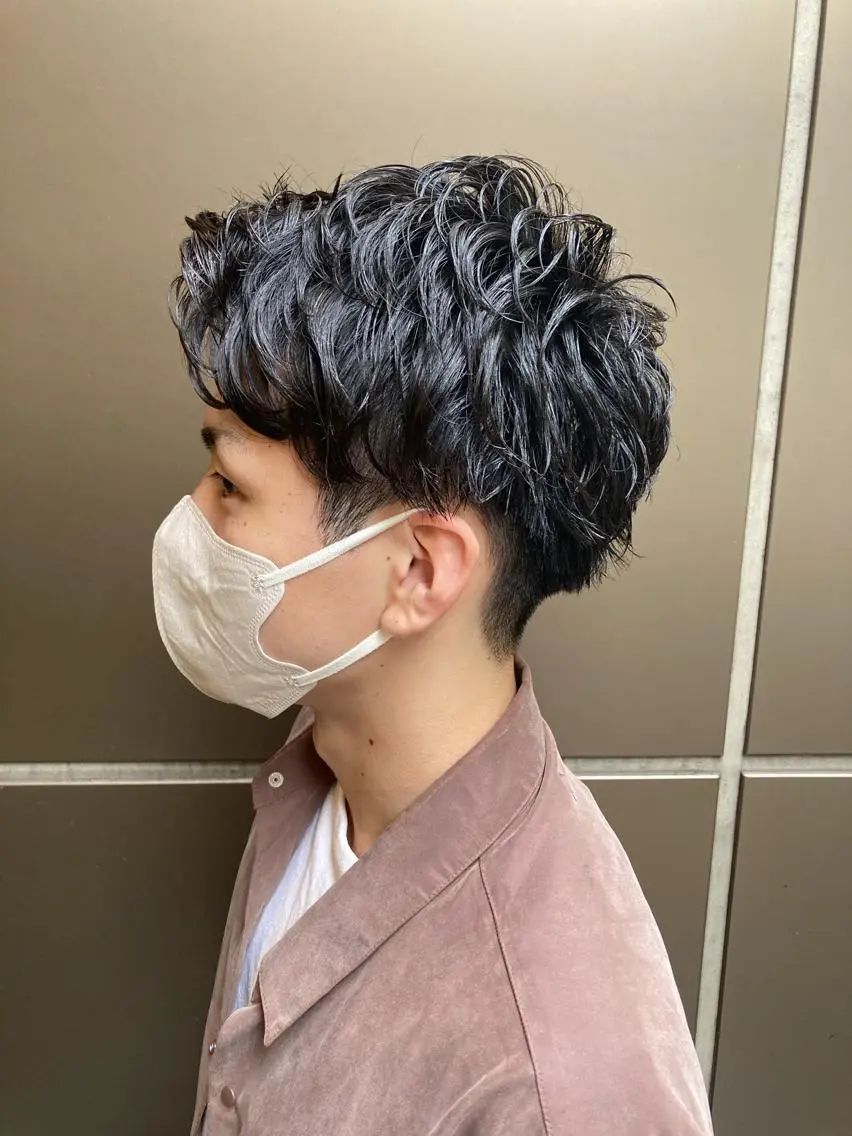パーマ メンズ マッシュ メンズパーマ メンズツイストパーマ 刈り上げ ツイストパーマ 松岡 知のヘアスタイル