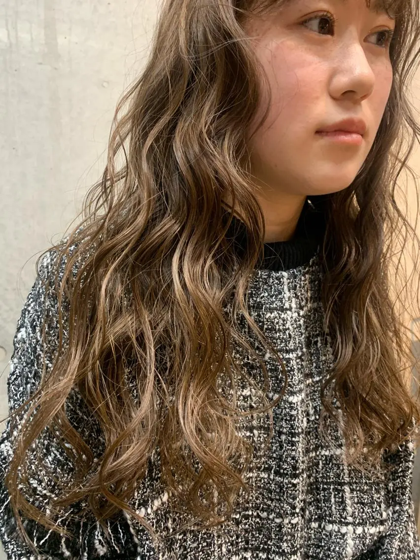 ロング カラー ベージュカラー ハイライトカラー ハイライト Yuki☺︎パーマ レイヤーカットのヘアスタイル