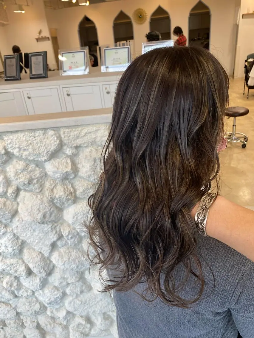 ロング カラー ヘアカラー トリートメント 饒平名 知也のヘアスタイル