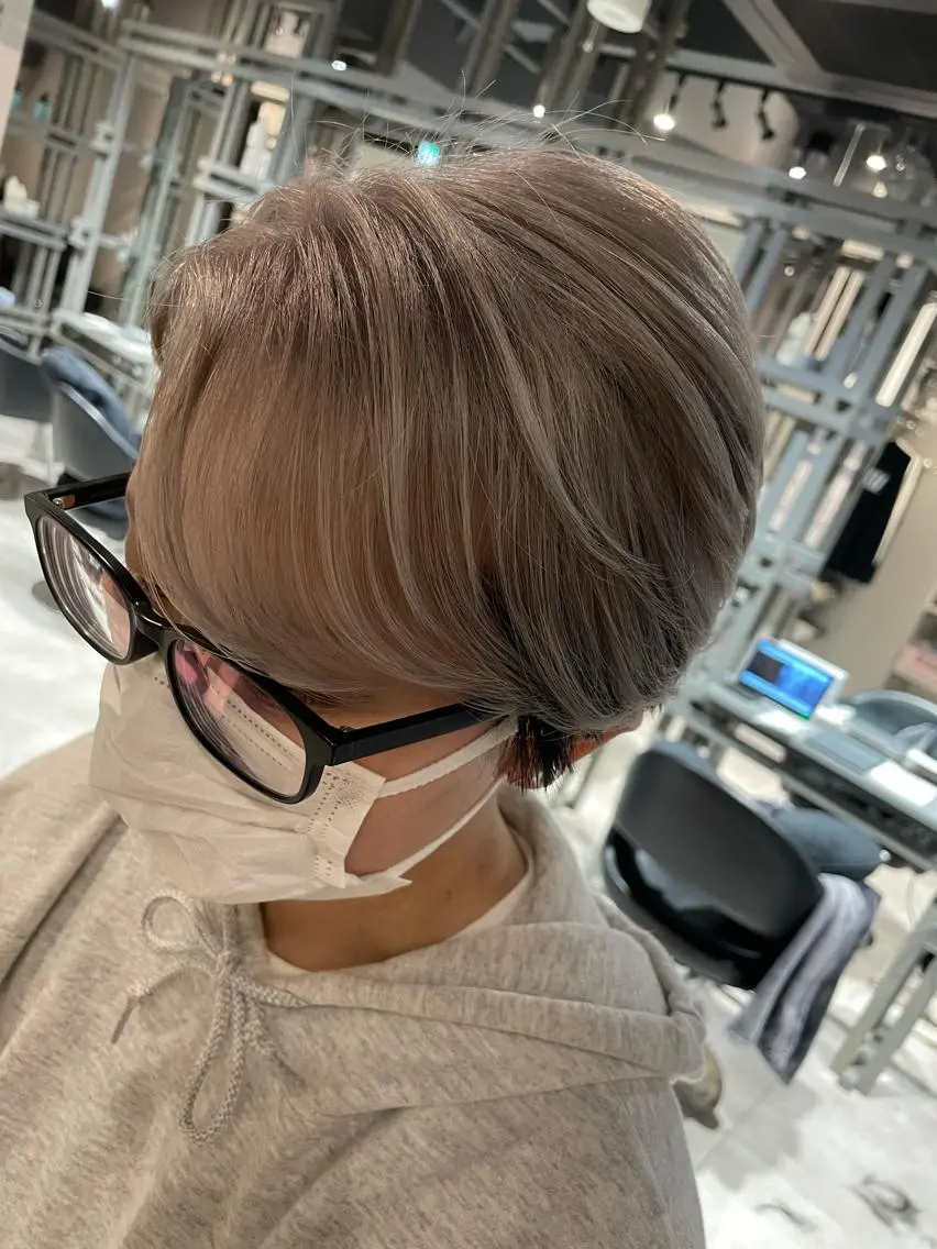 ショート カラー シルバー ホワイトシルバー ブリーチ👩‍🦳/ ‪✂︎MANAMIのヘアスタイル