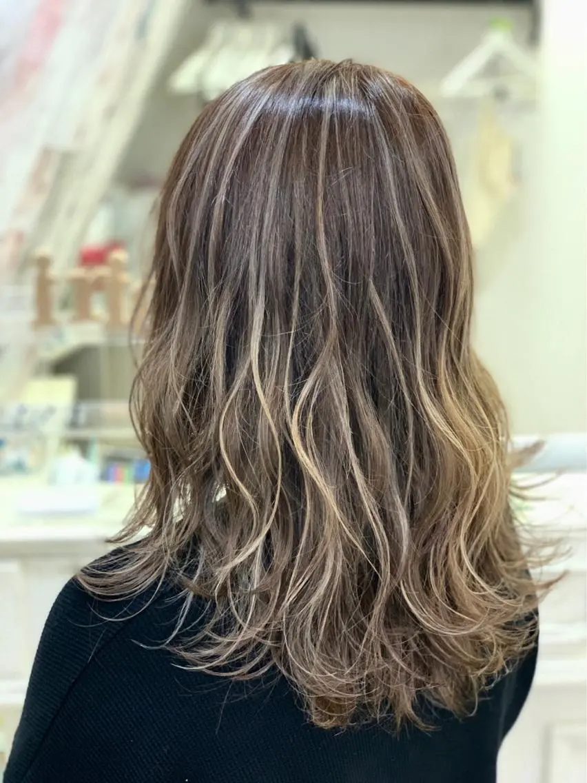 ミディアム カラー 艶髪🫧髪質改善 縮毛矯正✨影山湧市のヘアスタイル