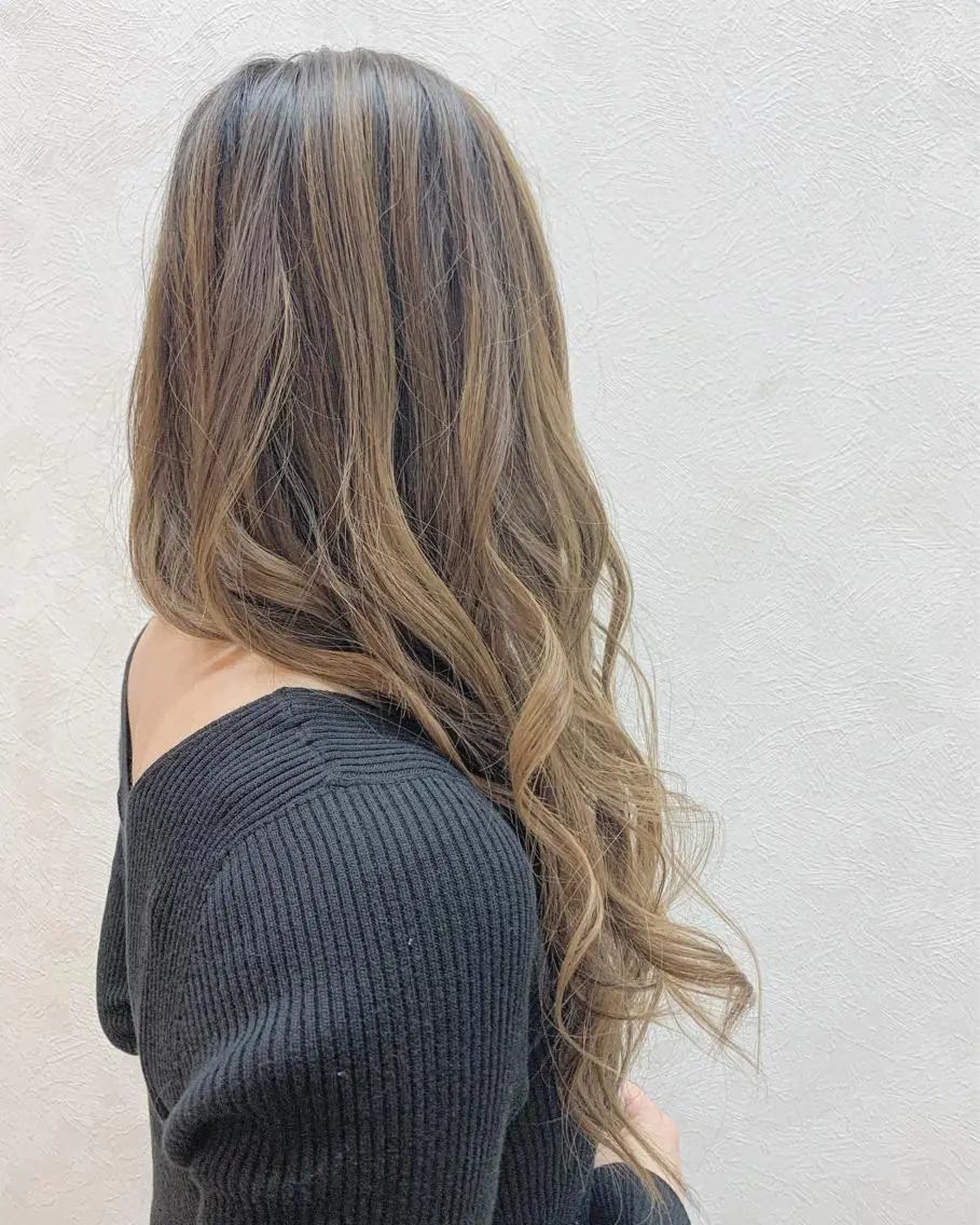 ロング カラー ヘアアレンジ バレイヤージュ ベージュカラー オリーブベージュ レイヤーカット 井上 花音のヘアスタイル