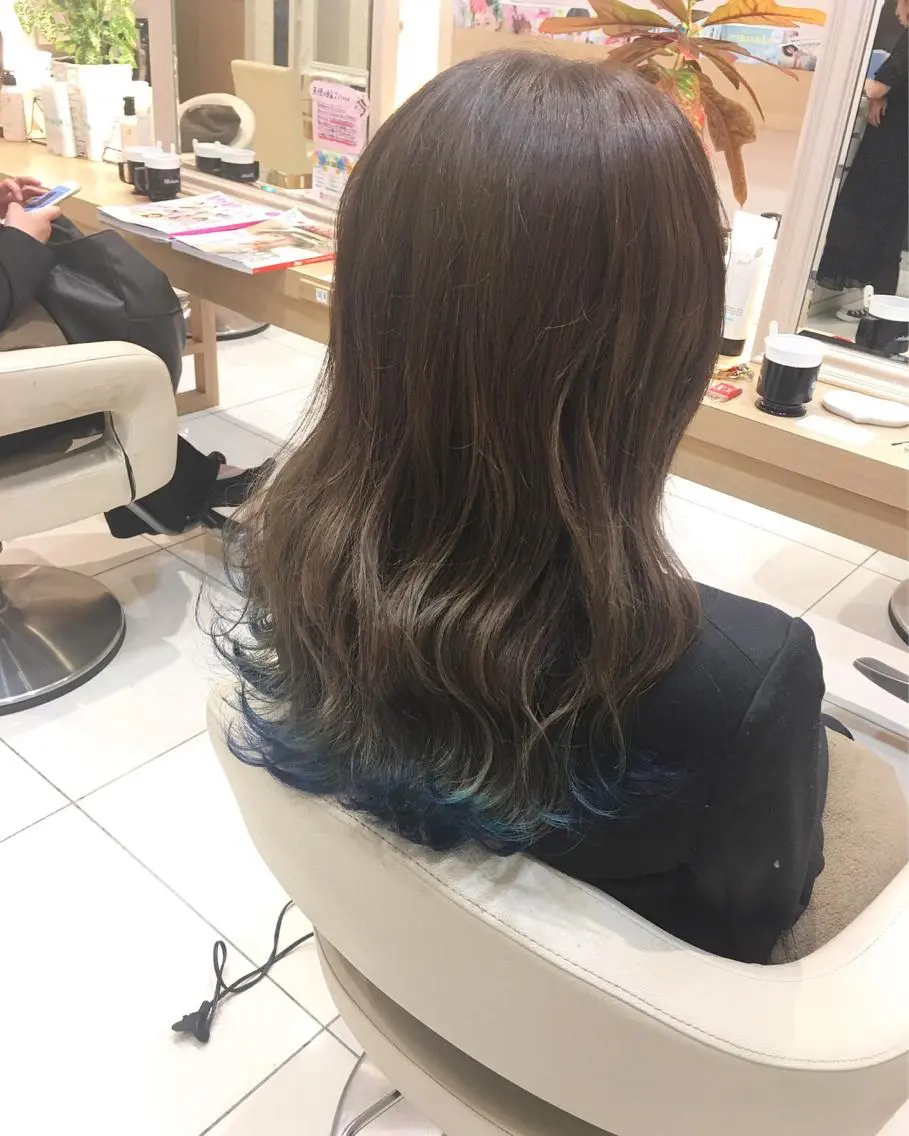 セミロング カラー ブリーチ ブルーカラー 小田原NO1 美容師 飯田飛翔のヘアスタイル
