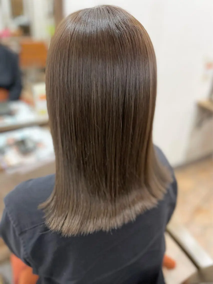 ミディアム カラー ベージュカラー オリーブベージュ 切りっぱなしロブ 秋山 悠希のヘアスタイル