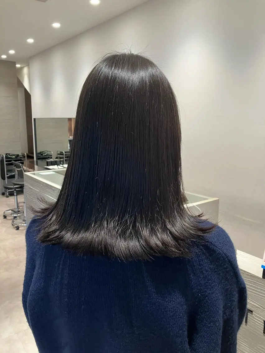 ミディアム カラー トリートメント サキ🤍ハイトーン 🪩レイヤーカットのヘアスタイル