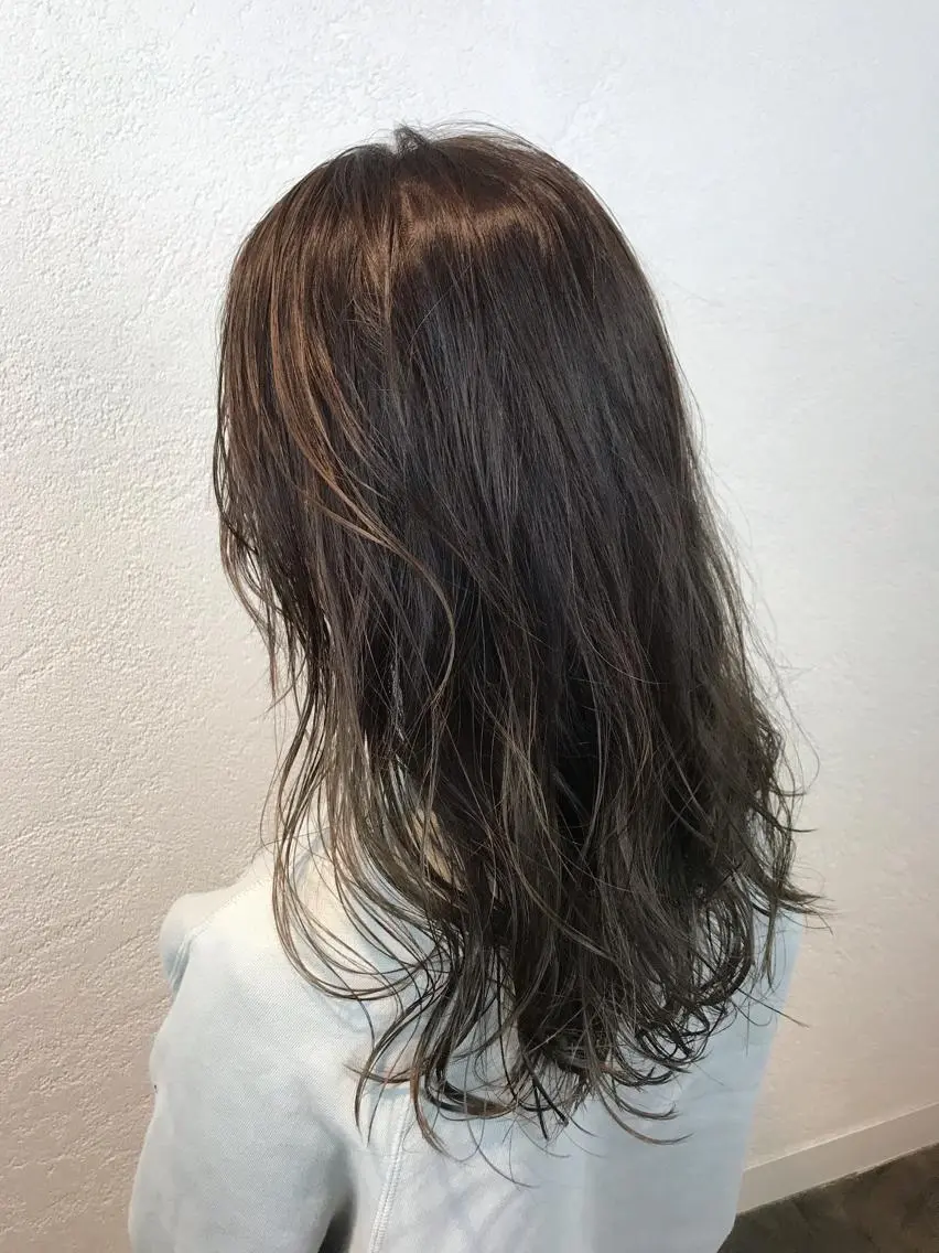 ロング カラー グレージュ ハイライトカラー カーキグレージュ 3Dハイライト ハイライト カット ヘアカラー トリートメント デザインカラー🌈 高木リョウのヘアスタイル