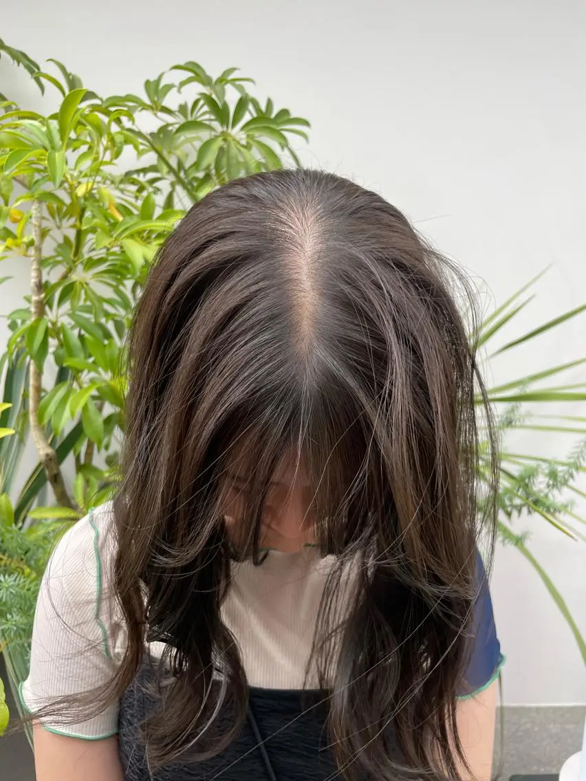 セミロング カラー ベージュカラー ブリーチ 透明感カラー オリーブベージュ レイヤー×初 パーマ|hinakoのヘアスタイル