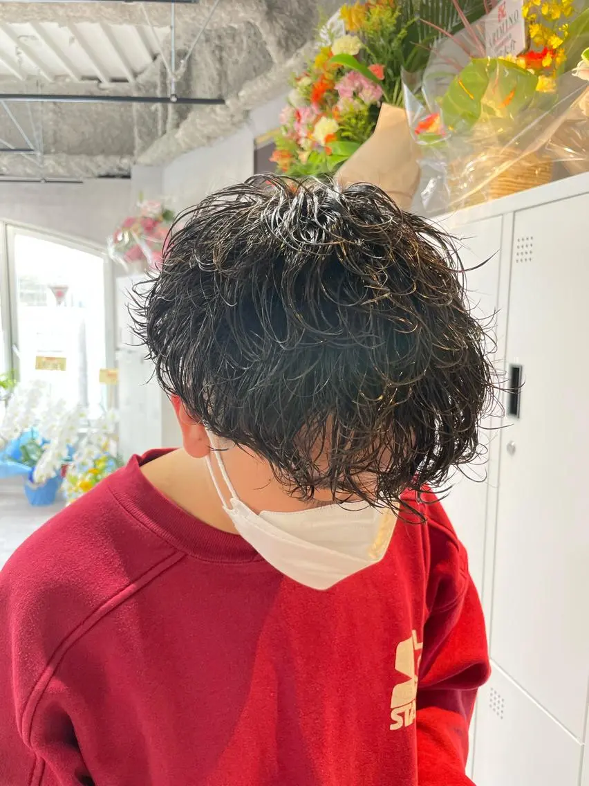 ミディアム パーマ メンズ マッシュ 🫧透明感ケアカラー 守利🫧のヘアスタイル