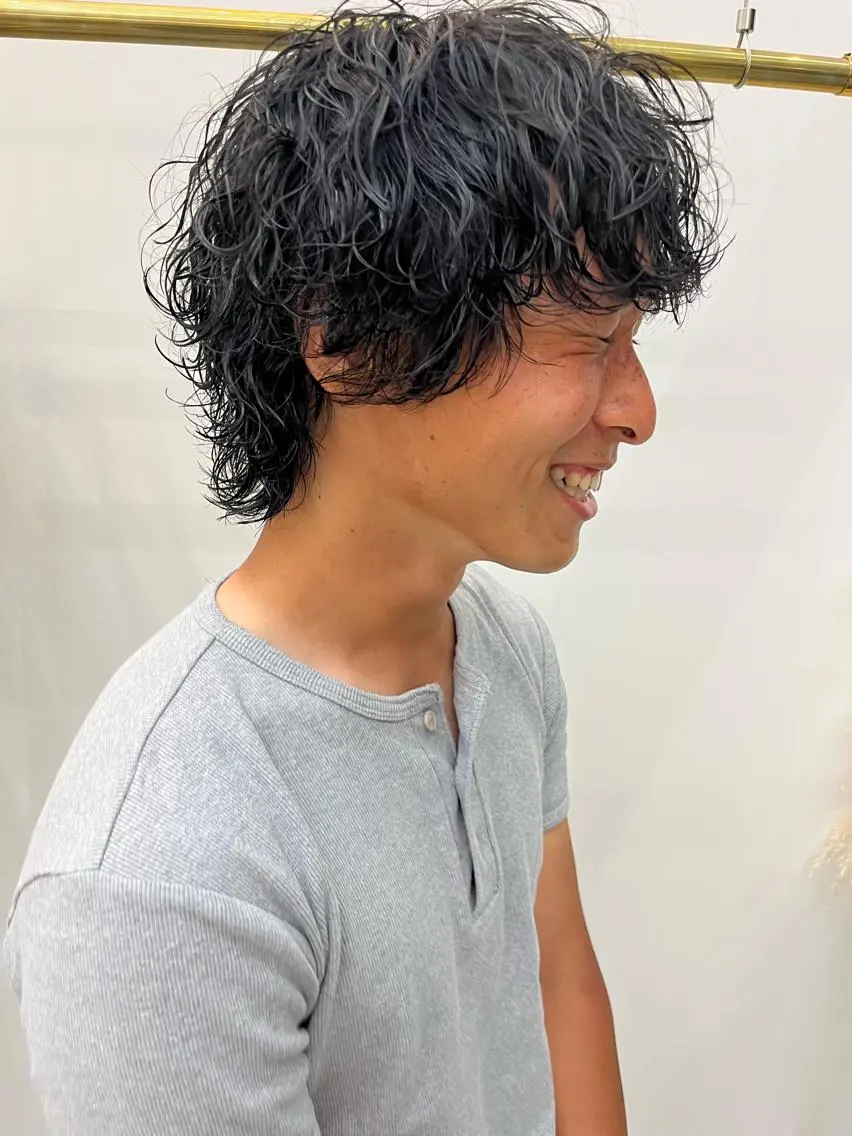 パーマ メンズ 刈り上げ 波巻きパーマ メンズウルフカット ウルフカット 網谷 萌夏のヘアスタイル