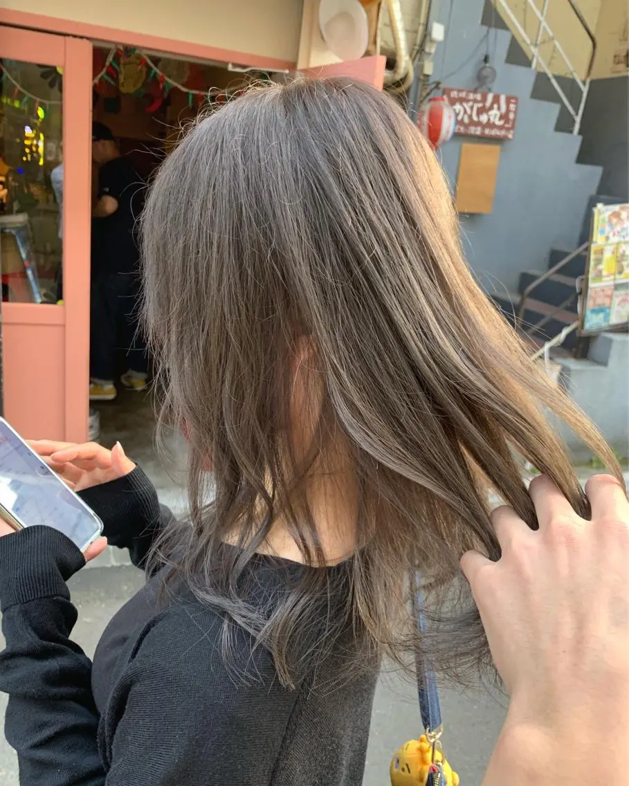 ミディアム カラー レイヤーカット 西村あきやのヘアスタイル
