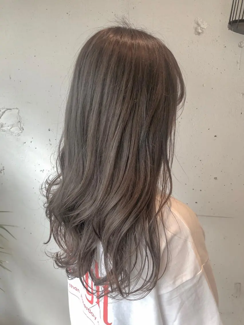 セミロング カラー グレージュ ミルクティーグレージュ ひろせ かなのヘアスタイル
