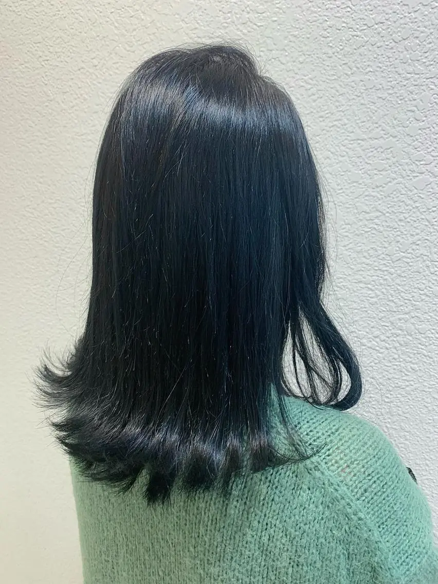 ミディアム カラー 黒髪 ブルーカラー ブルーブラック ヘアカラー トリートメント MINAMl 🌿のヘアスタイル
