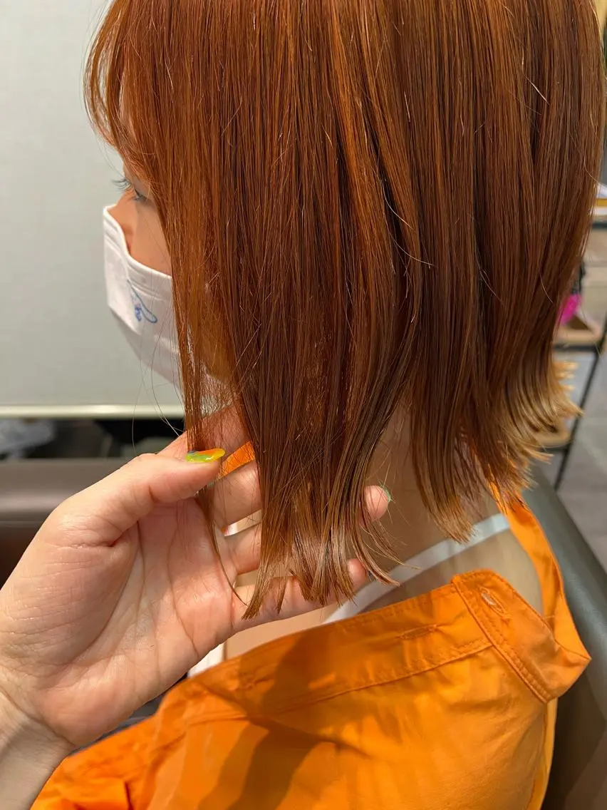 ショート カラー ヘアアレンジ 切りっぱなしボブ ブリーチ ケアブリーチ ハイトーンカラー オレンジ サナ🌱 切りっぱなしボブのヘアスタイル