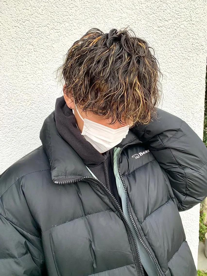ショート カラー パーマ メンズ アップバング メンズブリーチ センターパート メンズハイライト メンズメッシュ メンズパーマ職人 加藤 弘貴のヘアスタイル
