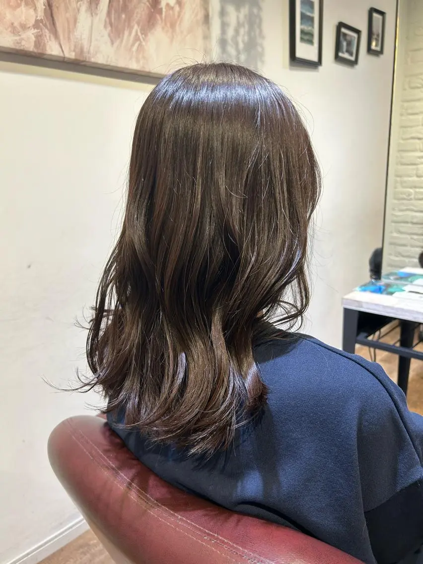セミロング カラー MILLOR “ミラー”のヘアスタイル