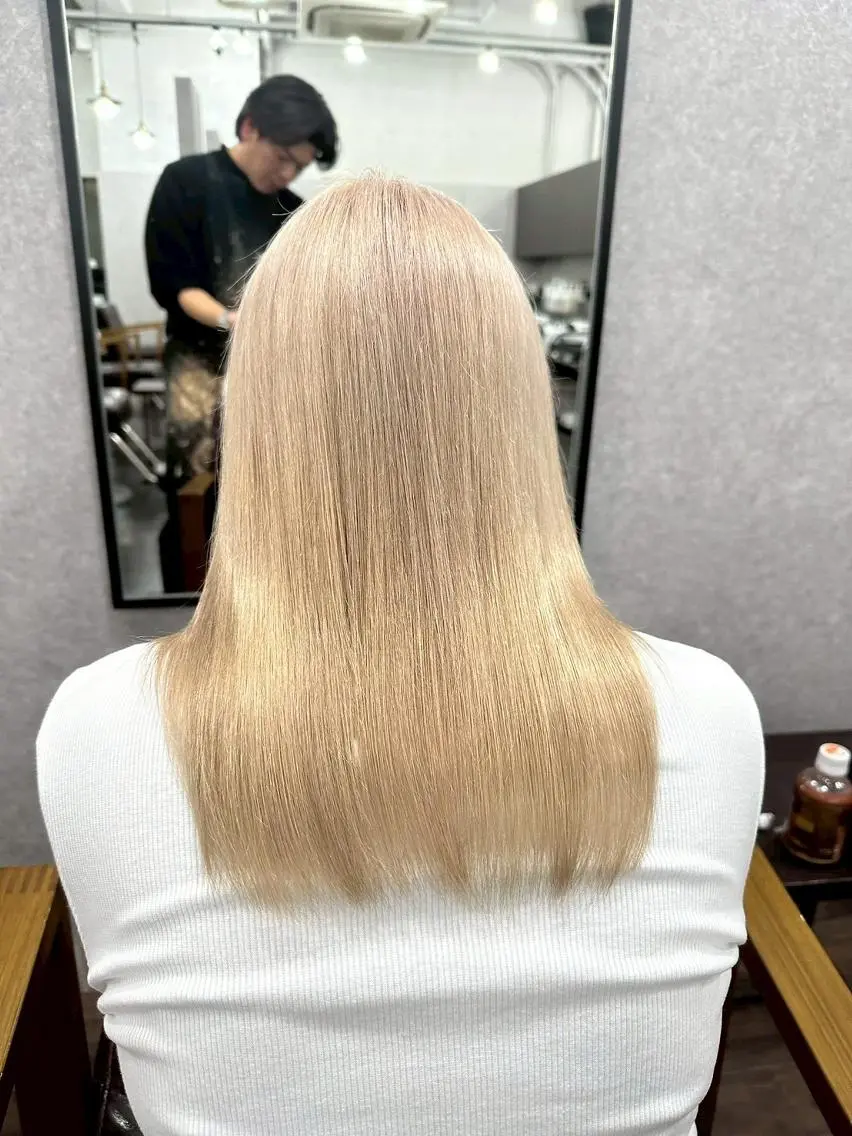 ミディアム カラー ベージュカラー ブリーチ ハイトーンカラー ミルクティーベージュ ili 梅田のヘアスタイル