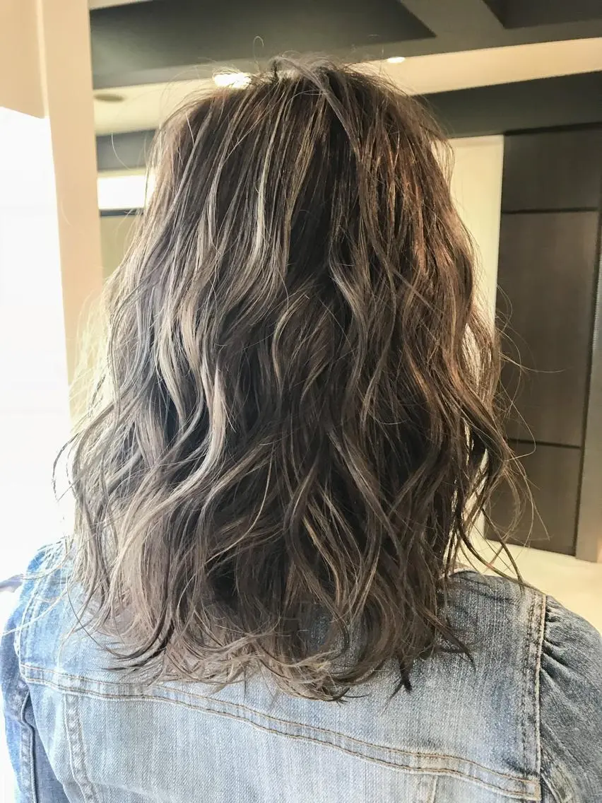 セミロング カラコレ難波 sakamotoのヘアスタイル