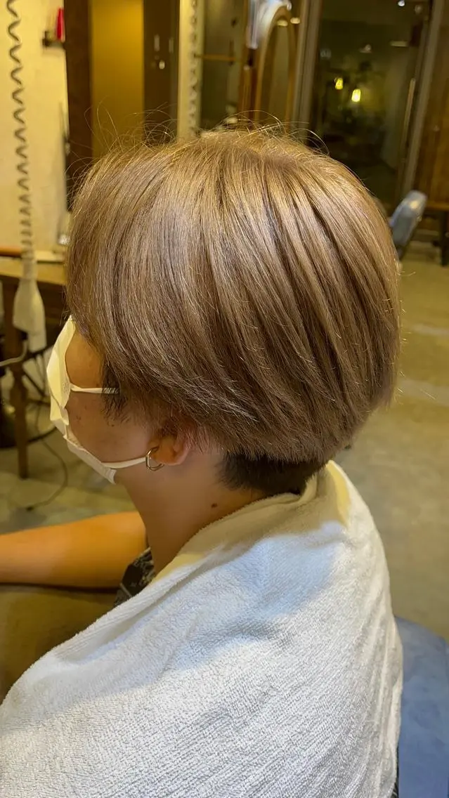 カラー メンズ ベージュカラー ミルクティーベージュ 佐藤槙哉 サトウシンヤのヘアスタイル