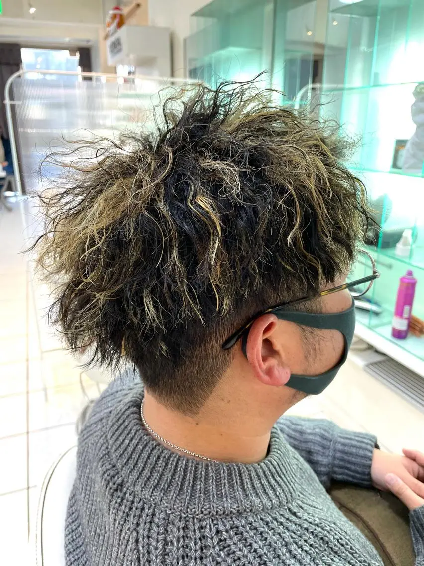 ショート カラー パーマ メンズ メンズメッシュ メッシュ カット ヘアカラー パーマ トリートメント 保住 亮太のヘアスタイル
