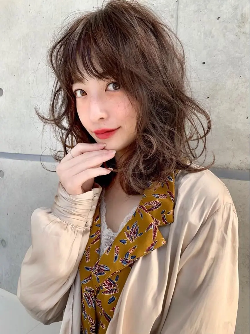 ミディアム カラー パーマ レイヤーカット 透明感カラーのヘアスタイル