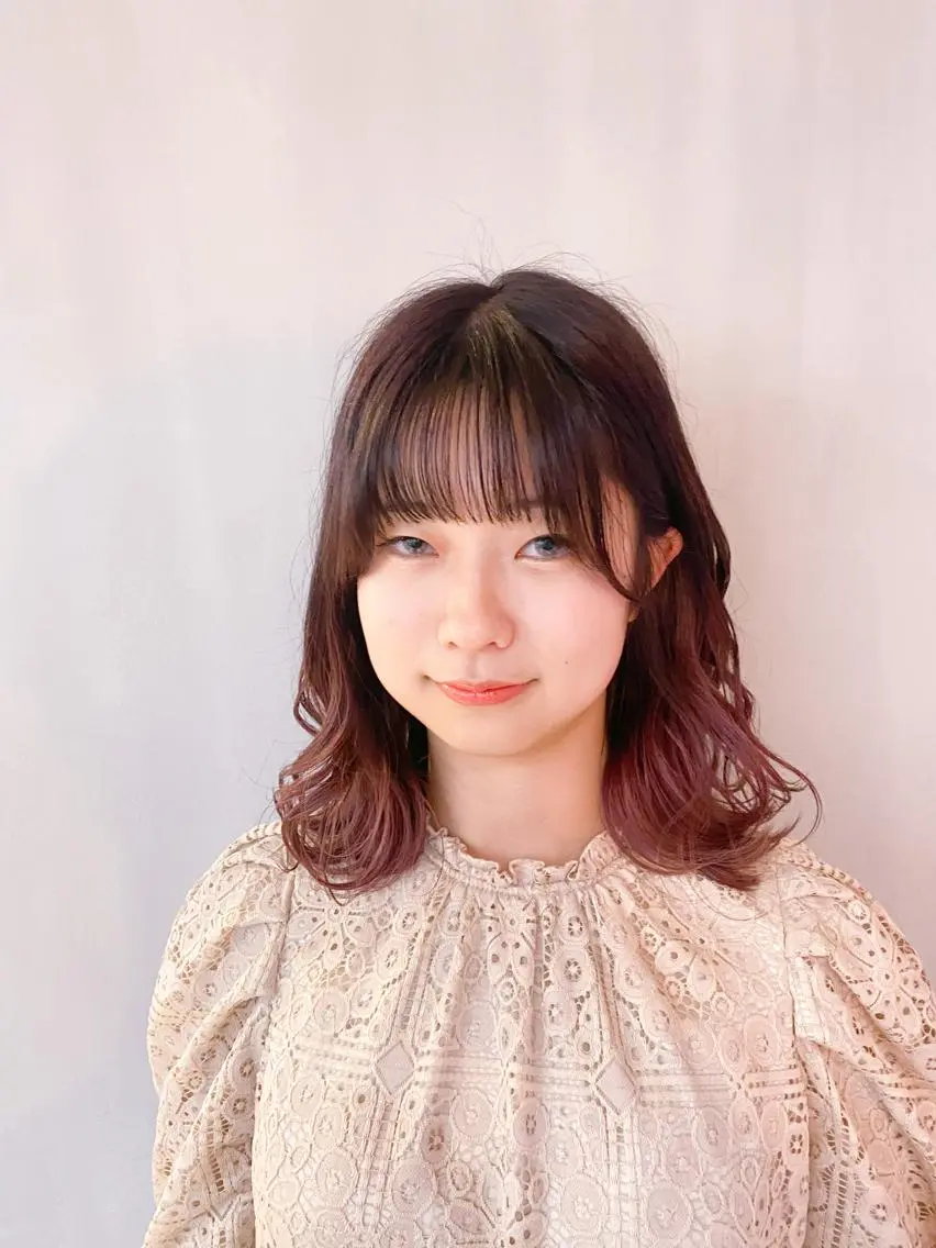 ミディアム カラー ピンクカラー カット ヘアカラー トリートメント TAI透明カラー 柔らかい縮毛矯正のヘアスタイル