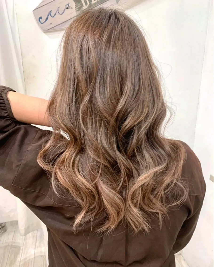 セミロング カラー アッシュ バレイヤージュ ブリーチ デザインカラー グレージュ カット ヘアカラー 京都大人女性ショート 徒歩1分/秋山のヘアスタイル
