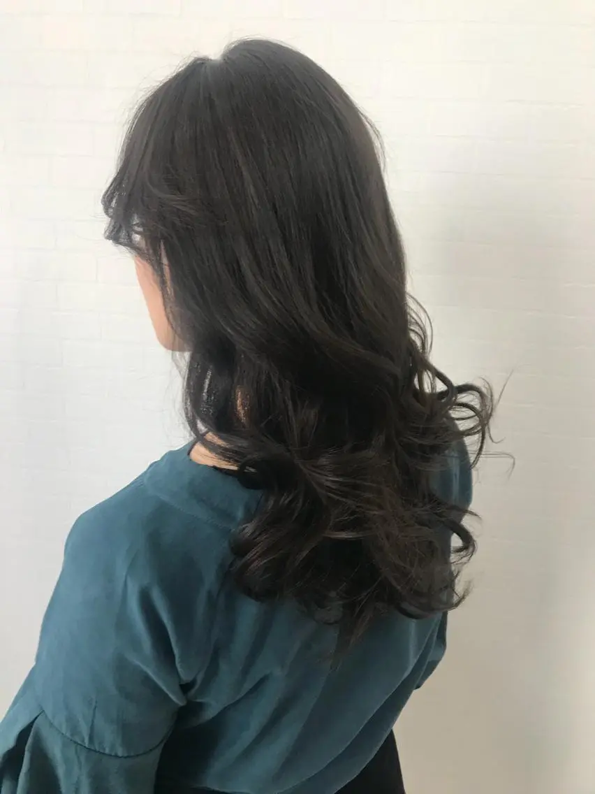 ロング カラー オリーブ/アッシュ やわらか透明感カラーのヘアスタイル