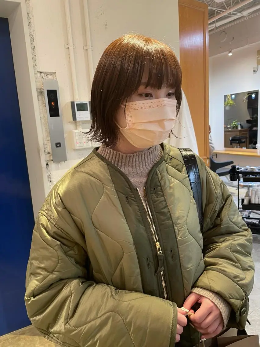 ミディアム アッシュ カット ヘアカラー トリートメント MIOベージュカラー 柔らかいカラーのヘアスタイル