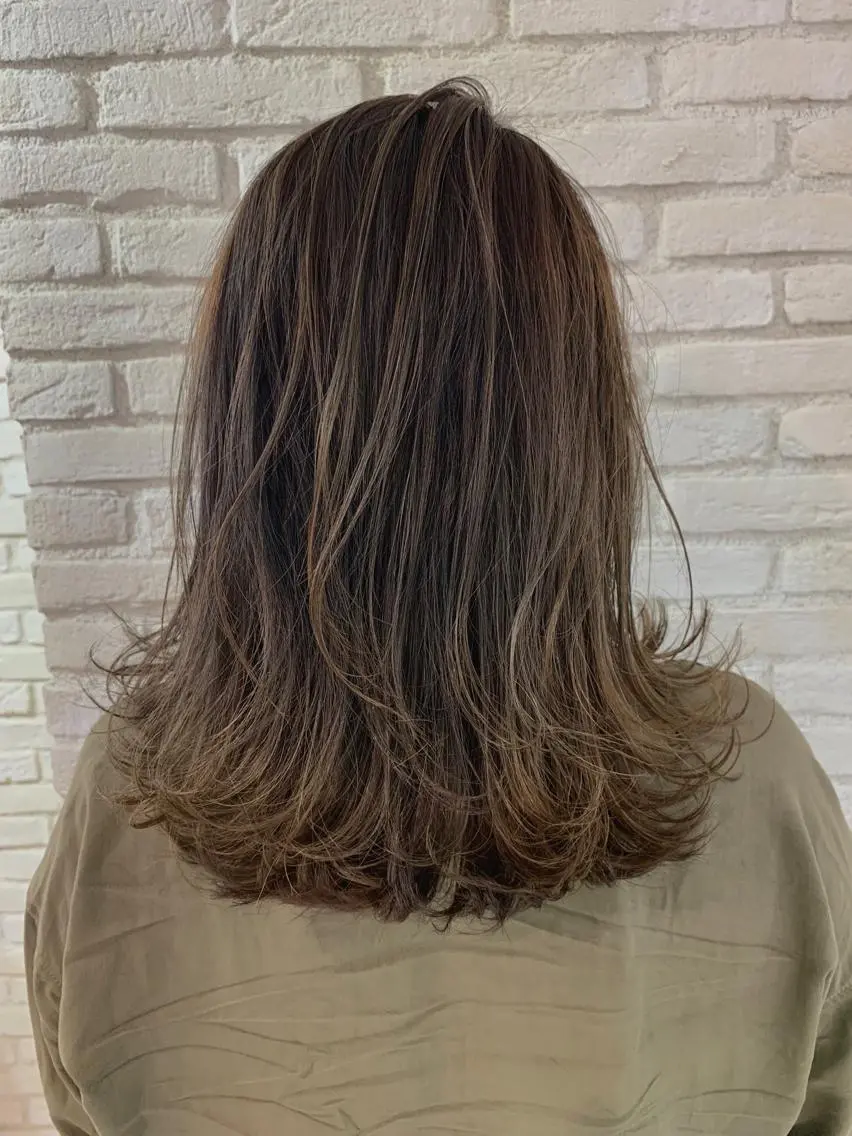セミロング カラー パーマ ネイル マツエク・マツパ レイヤー＆カラー 人気美容師倉崎涼のヘアスタイル