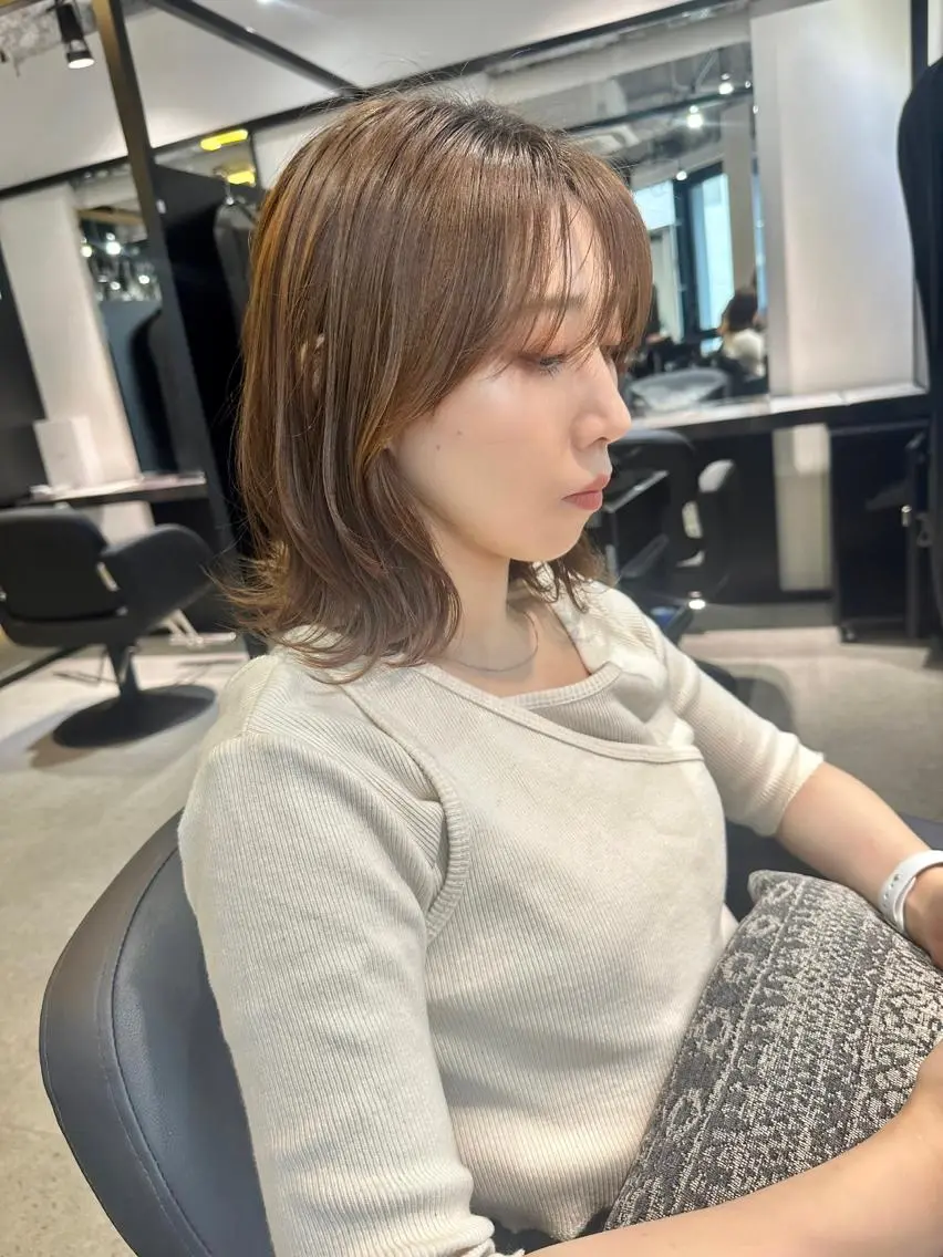 ミディアム カラー 切りっぱなしボブ ミディアムパーマ ボブ 斜めバング レイヤーカット 髪質改善 中川 翔のヘアスタイル