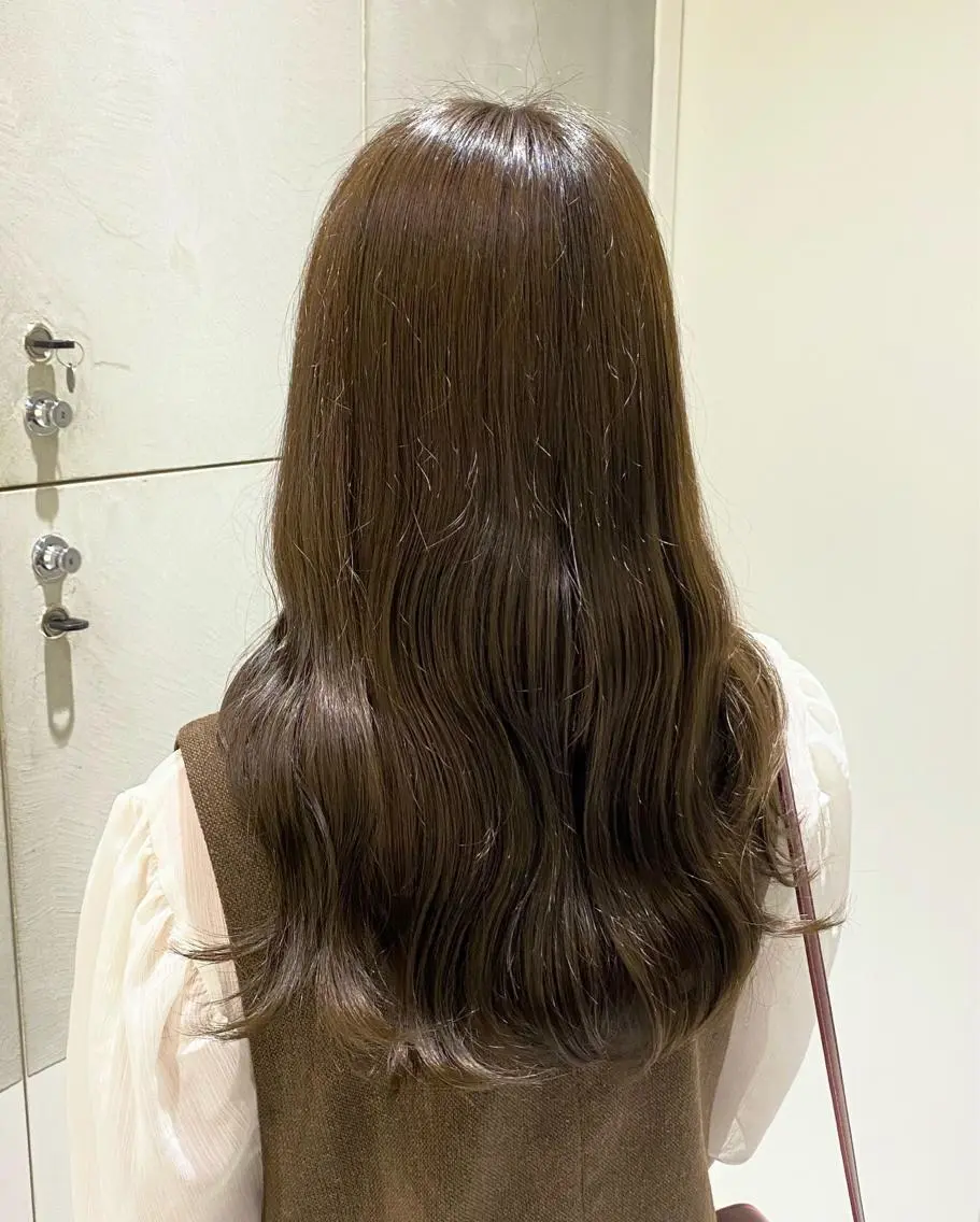 ロング カラー ベージュカラー ブリーチ 透明感カラー ブリーチなしカラー オリーブベージュ 艶感/ナチュラル 🩵amiのヘアスタイル