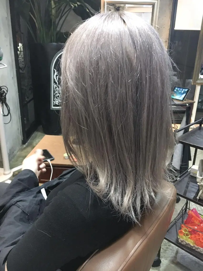 ミディアム カラー グレージュ シルバー シルバーグレージュ 北條 優輝のヘアスタイル