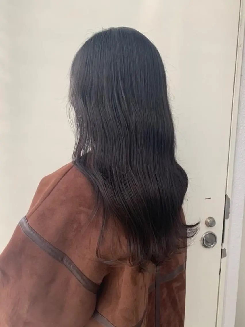 セミロング カラー ダークグレー カット ヘアカラー トリートメント 韓国🇰🇷レイヤー 映える顔周り🩷のヘアスタイル