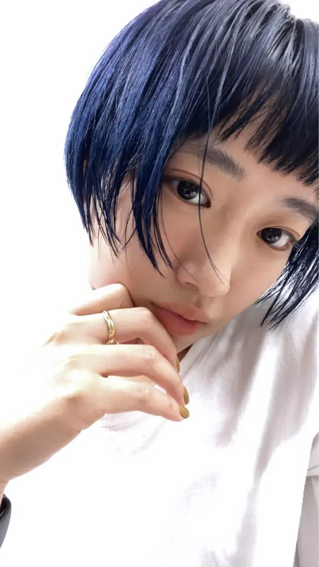 ショート カラー ブリーチ ネイビーカラー 佐伯 和佳のヘアスタイル