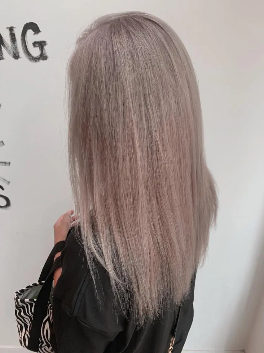 ロング カラー ブリーチ グレージュ ヘアカラー トリートメント 小笠原 菜緒のヘアスタイル
