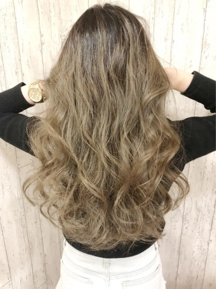 セミロング LANI OOSAKAのヘアスタイル